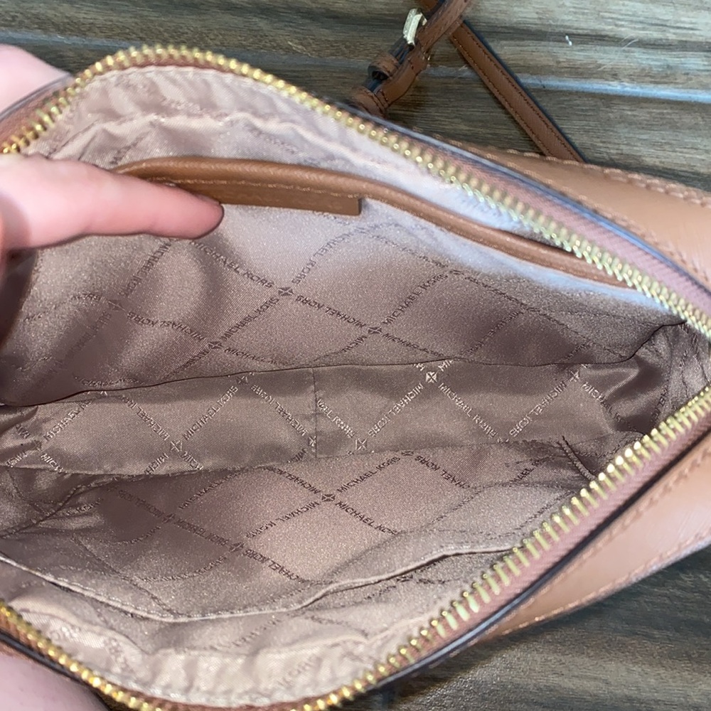 🌵Michael Kors White and Tan Crossbody Bag! - Picture 5 of 13